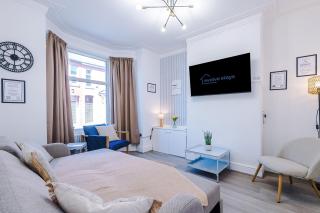 Stunning Home In Salford With Free Parking, Office, Pool & Ping Pong Table - 9