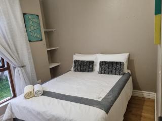3 bedroom house in Douglasdale, Sandton With backup power - Sandton - 3