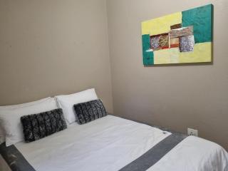 3 bedroom house in Douglasdale, Sandton With backup power - Sandton - 6