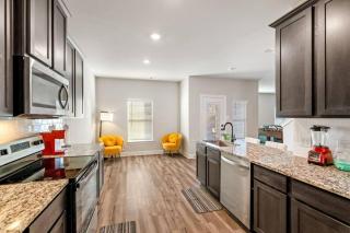 Crew-ready Stay Private Brs W Tvs Parking - Fort Worth - 1