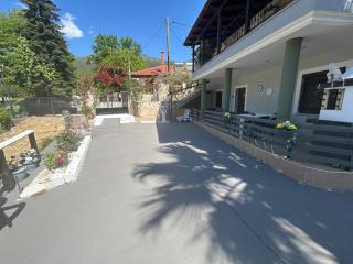 Villa Saris - - 8