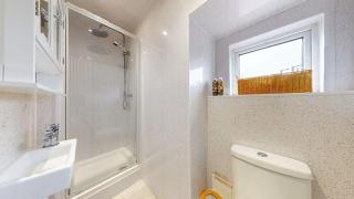 1 Bed Flat Swansea -free parking - Clydach - 2