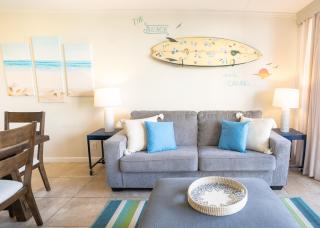 Beautiful Waikiki Banyan Mountain View Condo with Full Kitchen, Ample Sleeping and Free Parking (21207) - 8