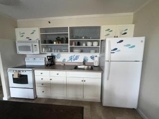 Beautiful Waikiki Banyan Mountain View Condo with Full Kitchen, Ample Sleeping and Free Parking (21207) - Honolulu - 4