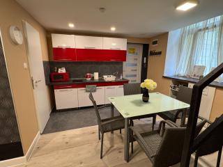 Stylish Apartment in Central Budapest - Perfect for Couples, Groups and Sightseers - 0