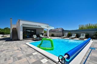 Holiday house Sara with heated pool - Privlaka - 0