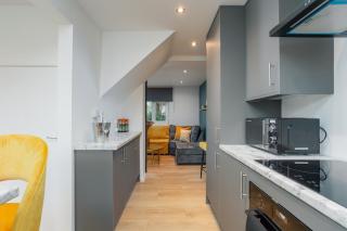 Stylish 4 bed, 4 En-suite in City Centre, Parking - 8