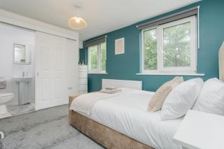 Stylish 4 bed, 4 En-suite in City Centre, Parking - 6