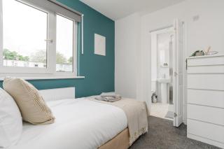 Stylish 4 bed, 4 En-suite in City Centre, Parking - 2
