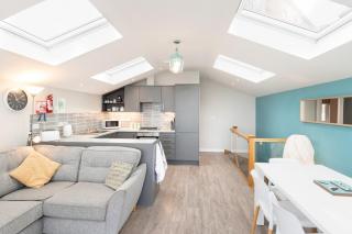 Seaside 3BD Retreat with Balcony & Stunning Views - 3