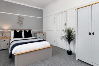 NEW Oakhill House by Truestays - 5 Bedroom House in Stoke-on-Trent - 7