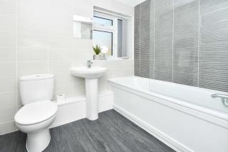 Ivory House by Truestays - 3 Bedroom House in Stoke-on-Trent - 2