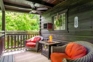 Bear Hugs - Hot Tub, 2 Fire Pits, and Fireplace - Pigeon Forge - 3