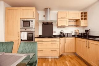 Central Leeds Dock Apt, Free Secure Parking! 2 bed - 3