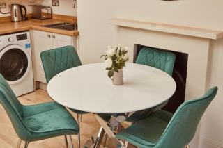 Luxury 2BR Duplex Apt Near LGI, King Bed - Leeds - 7