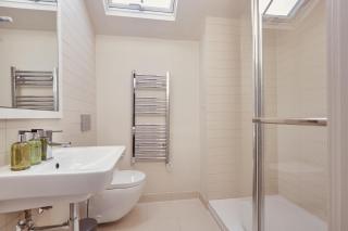 Luxury 2BR Duplex Apt Near LGI, King Bed - Leeds - 3