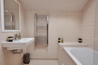 Luxury 2BR Duplex Apt Near LGI, King Bed - Leeds - 6