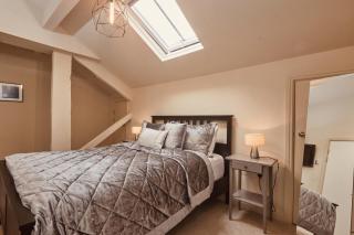 Luxury 2BR Duplex Apt Near LGI, King Bed - Leeds - 4