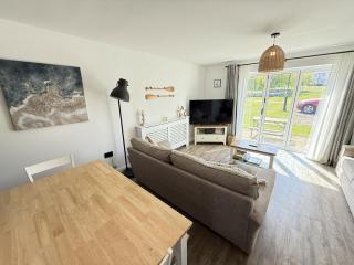 Waves at The Bay - Part of the The Bay Filey Holiday Village with pool, gym and direct beach access, pub, restaurant, tennis and meadows walks - 4