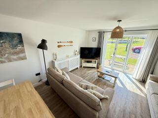 Waves at The Bay - Part of the The Bay Filey Holiday Village with pool, gym and direct beach access, pub, restaurant, tennis and meadows walks - 2