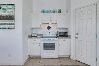 Mollys Place by Bolivar Escapes - Crystal Beach - 2