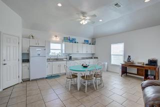 Mollys Place by Bolivar Escapes - Crystal Beach - 3