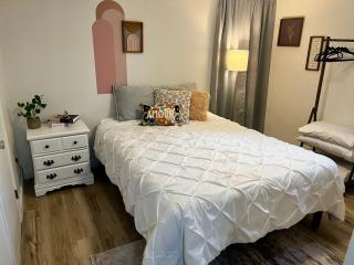 Cozy Urban Retreat with Modern Comforts - North Bay - 2