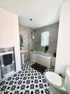 Stunning Open Plan 3 Bed House - Driveway & Garden - 1