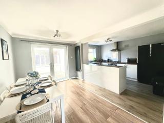Stunning Open Plan 3 Bed House - Driveway & Garden - Litherland - 0