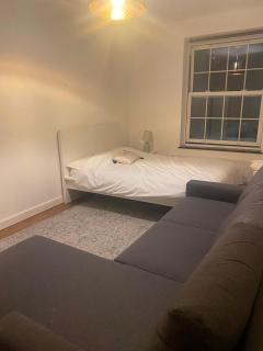 Modern London Apartment with 4 Bedrooms - 8
