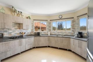 NEW 3BR 2BA Private Villa with Spacious Garden - Noord - 1