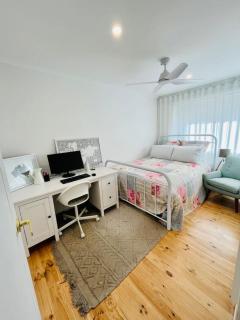 Cosy Modern RetreatI Private CourtyardI Parking - 3