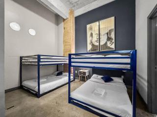 Elegant Luxe 2BD, DT Dallas, Sleeps 12, Free Parking, Near Convention Center - Dallas - 2