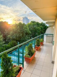 Sunny Flat with Terrace & Park View Near City Centre - Prague - 7