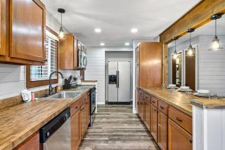 Cozy Blue Cottage with Hot Tub, 5min to Downtwn Gatlinburg - Gatlinburg - 4