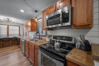 Cozy Blue Cottage with Hot Tub, 5min to Downtwn Gatlinburg - Gatlinburg - 2