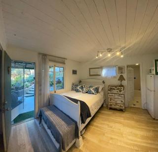 Pristine Cottage Studio Nestled in the Topanga Woods - - 9