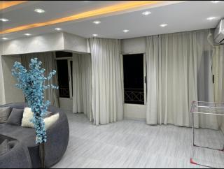 شقه فندقيه للإيجار اليومي والشهري للأسر والشباب الملتزم في شارع شهاب الرئيسي - Kairo - 2