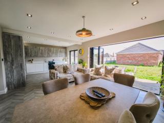 Modern 5-Bedroom House on Laceby Road - - 5