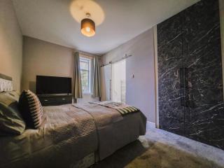 Modern 5-Bedroom House on Laceby Road - - 3