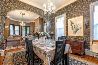 Historic Victorian Main House in Savannah - 1