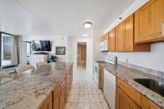 Oceanview 30th Floor Condo Just Steps from Waikiki Beach, Full Kitchen, Free Parking (13007) - Honolulu - 6