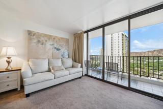 Oceanview 30th Floor Condo Just Steps from Waikiki Beach, Full Kitchen, Free Parking (13007) - Honolulu - 2