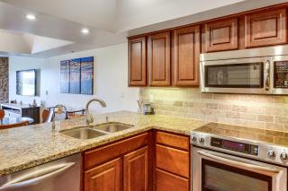 Golf Views and Pool Access Central Scottsdale Condo - Scottsdale - 2