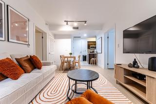 Stylish 2BDR & 2BTH - 15 mins walk to the beach! - 5