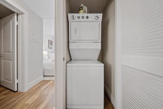 Promo Casa Miel Heart of Westwood Luxury Condo - 5