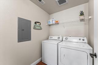 New Trendy 1BR Apartment with Heated Pool Gym & Minigolf - Reno - 3
