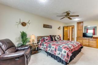 Holiday Island Family Home on 13th Green! - Eureka Springs - 1