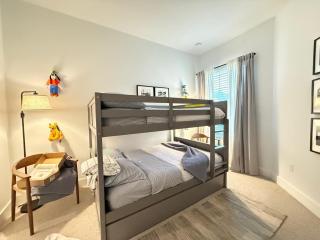 Magical 4BR Escape - Pet-Friendly, 9 Min to Disney - 7