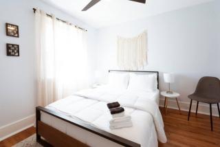 Modern 3BDR Retreat with Backyard Starland District - 6